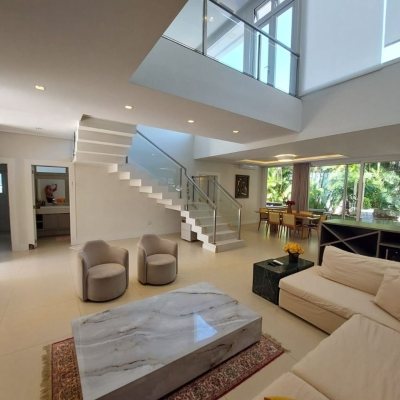 Casa com 454m², 8 quartos (sendo 4 suítes), 3 garagens, no bairro Rio Tavares em Florianópolis