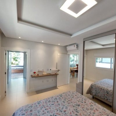 Casa com 454m², 8 quartos (sendo 4 suítes), 3 garagens, no bairro Rio Tavares em Florianópolis