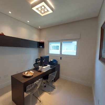 Casa com 454m², 8 quartos (sendo 4 suítes), 3 garagens, no bairro Rio Tavares em Florianópolis