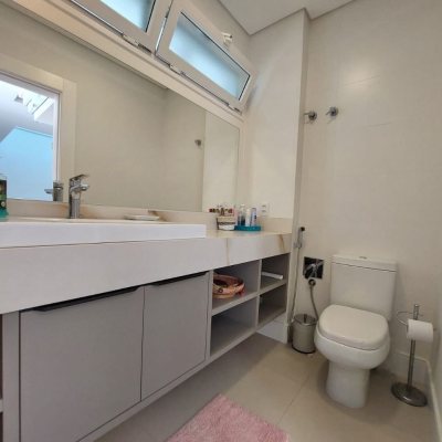 Casa com 454m², 8 quartos (sendo 4 suítes), 3 garagens, no bairro Rio Tavares em Florianópolis