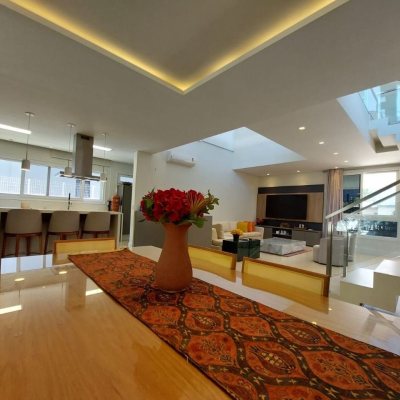 Casa com 454m², 8 quartos (sendo 4 suítes), 3 garagens, no bairro Rio Tavares em Florianópolis