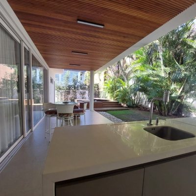 Casa com 454m², 8 quartos (sendo 4 suítes), 3 garagens, no bairro Rio Tavares em Florianópolis