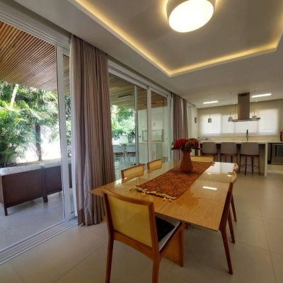Casa com 454m², 8 quartos (sendo 4 suítes), 3 garagens, no bairro Rio Tavares em Florianópolis