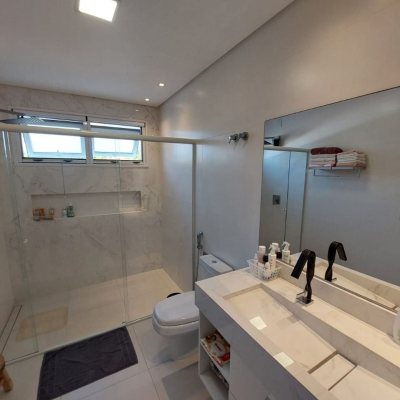 Casa com 454m², 8 quartos (sendo 4 suítes), 3 garagens, no bairro Rio Tavares em Florianópolis