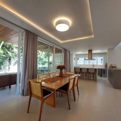 Casa com 454m², 8 quartos (sendo 4 suítes), 3 garagens, no bairro Rio Tavares em Florianópolis