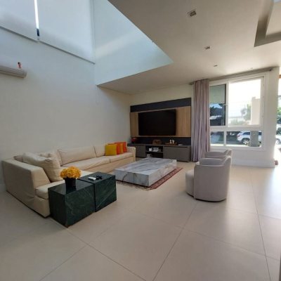 Casa com 454m², 8 quartos (sendo 4 suítes), 3 garagens, no bairro Rio Tavares em Florianópolis