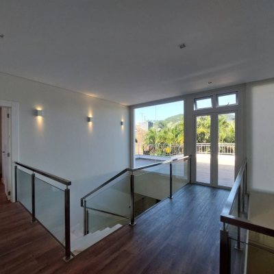 Casa com 454m², 8 quartos (sendo 4 suítes), 3 garagens, no bairro Rio Tavares em Florianópolis