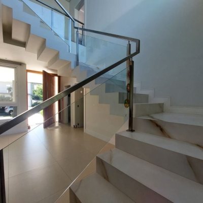 Casa com 454m², 8 quartos (sendo 4 suítes), 3 garagens, no bairro Rio Tavares em Florianópolis
