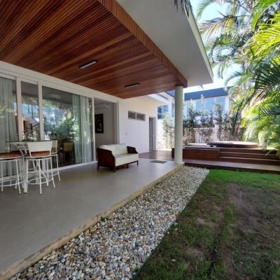 Casa com 454m², 8 quartos (sendo 4 suítes), 3 garagens, no bairro Rio Tavares em Florianópolis