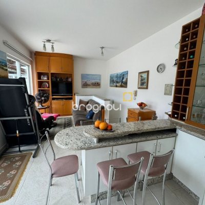 Cobertura com 182m², 3 quartos (sendo 1 suíte), 2 garagens, no bairro Córrego Grande em Florianópolis