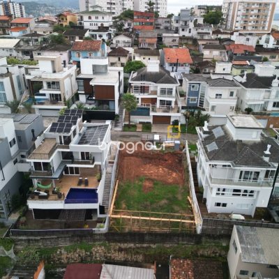 Terreno com 355m², no bairro Estreito em Florianópolis
