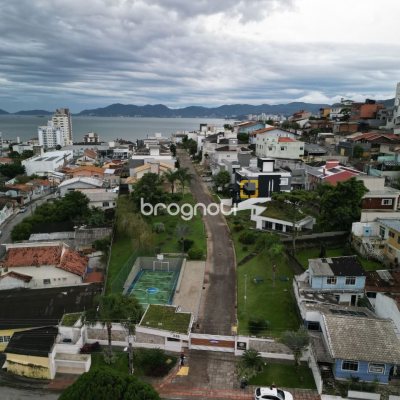 Terreno com 355m², no bairro Estreito em Florianópolis