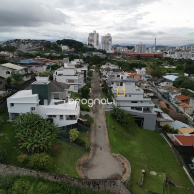 Terreno com 355m², no bairro Estreito em Florianópolis