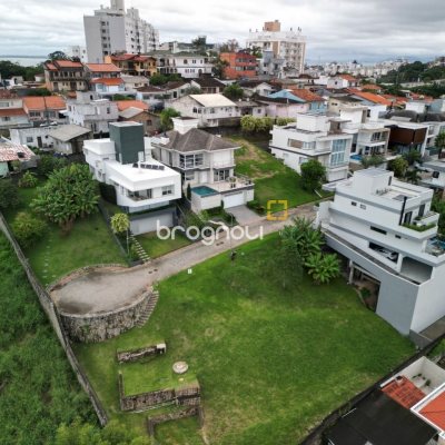 Terreno com 355m², no bairro Estreito em Florianópolis