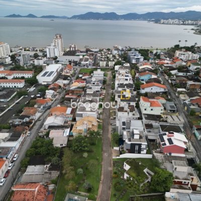 Terreno com 355m², no bairro Estreito em Florianópolis