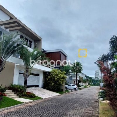 Terreno com 355m², no bairro Estreito em Florianópolis