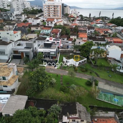 Terreno com 355m², no bairro Estreito em Florianópolis