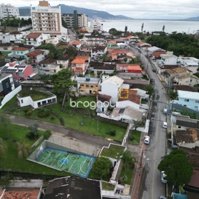 Terreno com 355m², no bairro Estreito em Florianópolis