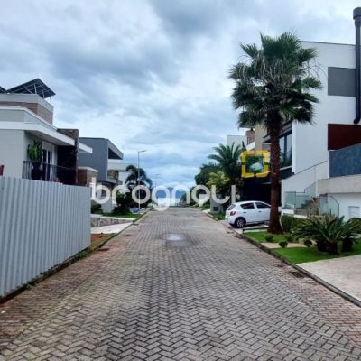 Terreno com 355m², no bairro Estreito em Florianópolis