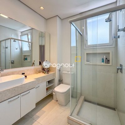 Apartamento com 180m², 3 quartos (sendo 3 suítes), 2 garagens, no bairro Novo Campeche em Florianópolis