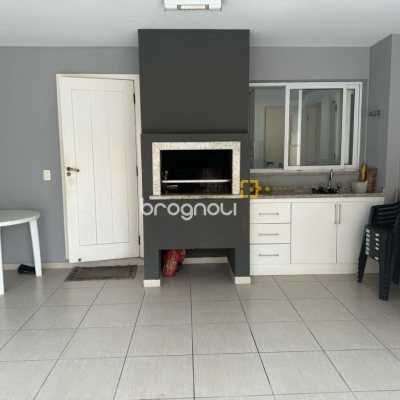 Casa de Condomínio com 295m², 4 quartos (sendo 3 suítes), 2 garagens, no bairro Santo Antônio de Lisboa em Florianópolis
