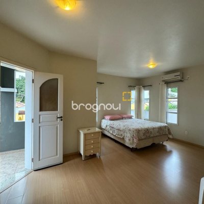 Casa de Condomínio com 295m², 4 quartos (sendo 3 suítes), 2 garagens, no bairro Santo Antônio de Lisboa em Florianópolis