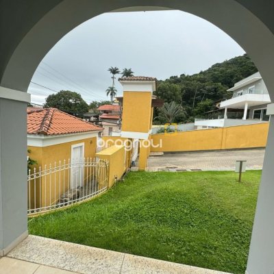 Casa de Condomínio com 295m², 4 quartos (sendo 3 suítes), 2 garagens, no bairro Santo Antônio de Lisboa em Florianópolis