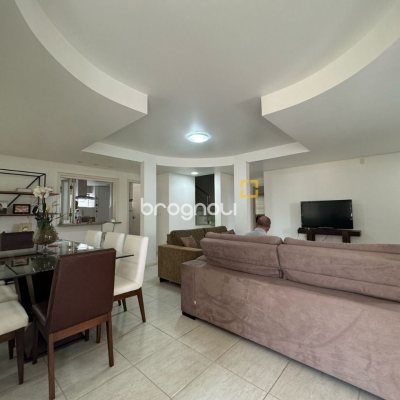 Casa de Condomínio com 295m², 4 quartos (sendo 3 suítes), 2 garagens, no bairro Santo Antônio de Lisboa em Florianópolis