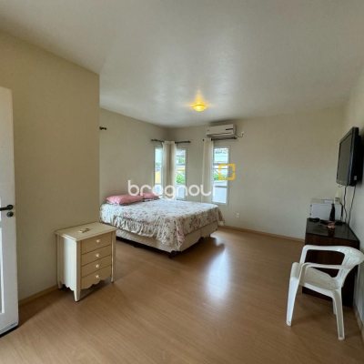 Casa de Condomínio com 295m², 4 quartos (sendo 3 suítes), 2 garagens, no bairro Santo Antônio de Lisboa em Florianópolis
