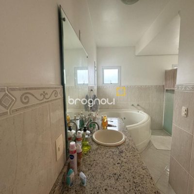 Casa de Condomínio com 295m², 4 quartos (sendo 3 suítes), 2 garagens, no bairro Santo Antônio de Lisboa em Florianópolis