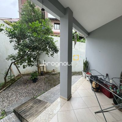Casa de Condomínio com 295m², 4 quartos (sendo 3 suítes), 2 garagens, no bairro Santo Antônio de Lisboa em Florianópolis