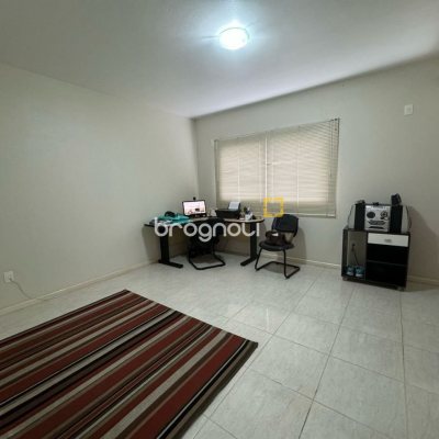 Casa de Condomínio com 295m², 4 quartos (sendo 3 suítes), 2 garagens, no bairro Santo Antônio de Lisboa em Florianópolis