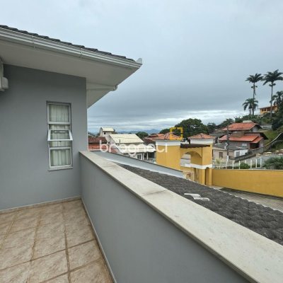 Casa de Condomínio com 295m², 4 quartos (sendo 3 suítes), 2 garagens, no bairro Santo Antônio de Lisboa em Florianópolis