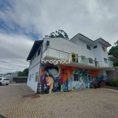 Prédio com 352m², 11 garagens, no bairro Carvoeira em Florianópolis