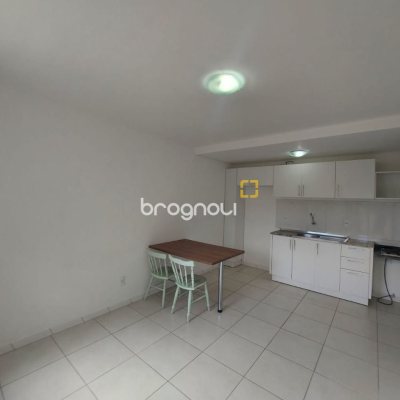 Prédio com 352m², 11 garagens, no bairro Carvoeira em Florianópolis