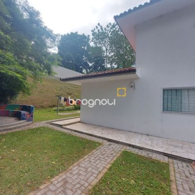 Prédio com 352m², 11 garagens, no bairro Carvoeira em Florianópolis