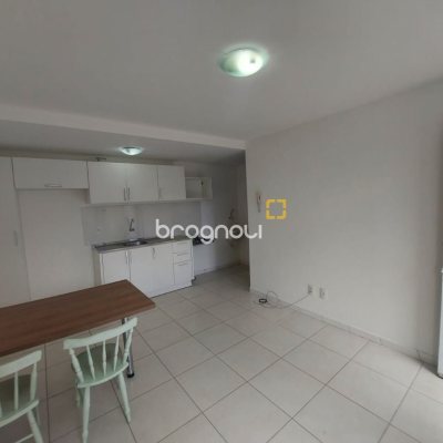 Prédio com 352m², 11 garagens, no bairro Carvoeira em Florianópolis