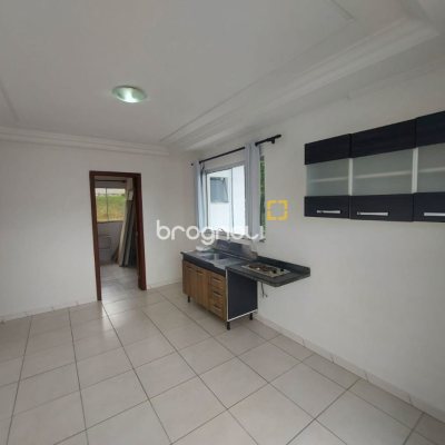 Prédio com 352m², 11 garagens, no bairro Carvoeira em Florianópolis