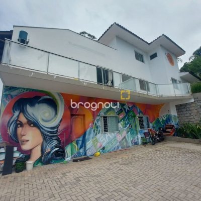 Prédio com 352m², 11 garagens, no bairro Carvoeira em Florianópolis