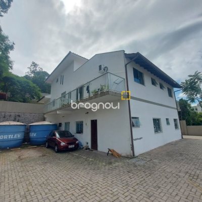 Prédio com 352m², 11 garagens, no bairro Carvoeira em Florianópolis