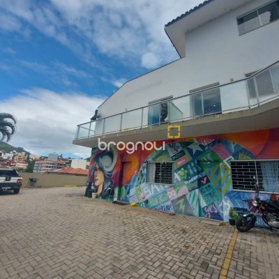 Prédio com 352m², 11 garagens, no bairro Carvoeira em Florianópolis