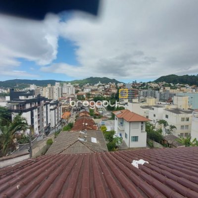 Prédio com 352m², 11 garagens, no bairro Carvoeira em Florianópolis