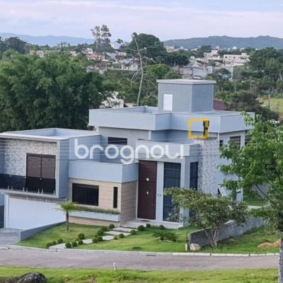 Casa de Condomínio com 236m², 4 quartos (sendo 3 suítes), 4 garagens, no bairro Cachoeira do Bom Jesus em Florianópolis