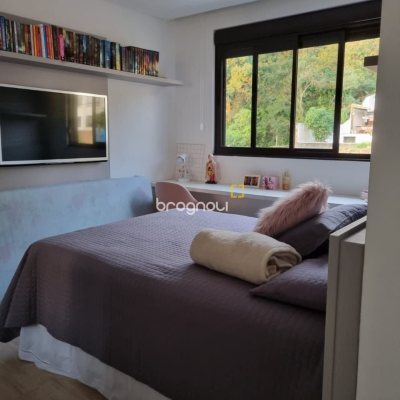 Casa de Condomínio com 236m², 4 quartos (sendo 3 suítes), 4 garagens, no bairro Cachoeira do Bom Jesus em Florianópolis