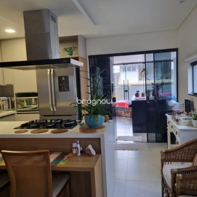 Casa de Condomínio com 236m², 4 quartos (sendo 3 suítes), 4 garagens, no bairro Cachoeira do Bom Jesus em Florianópolis
