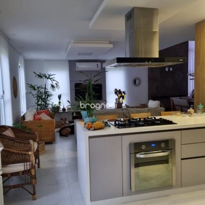 Casa de Condomínio com 236m², 4 quartos (sendo 3 suítes), 4 garagens, no bairro Cachoeira do Bom Jesus em Florianópolis