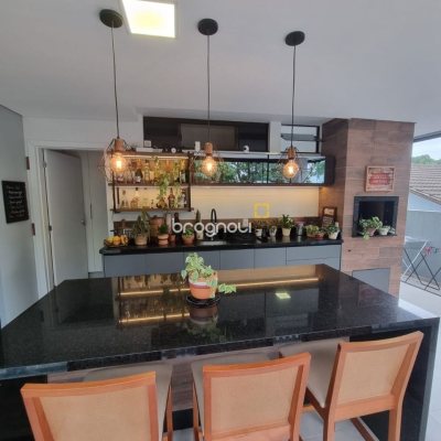 Casa de Condomínio com 236m², 4 quartos (sendo 3 suítes), 4 garagens, no bairro Cachoeira do Bom Jesus em Florianópolis