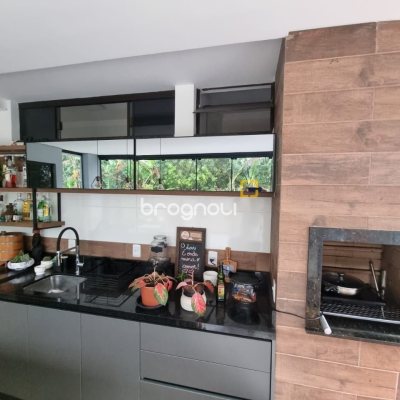 Casa de Condomínio com 236m², 4 quartos (sendo 3 suítes), 4 garagens, no bairro Cachoeira do Bom Jesus em Florianópolis