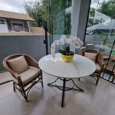 Casa de Condomínio com 236m², 4 quartos (sendo 3 suítes), 4 garagens, no bairro Cachoeira do Bom Jesus em Florianópolis