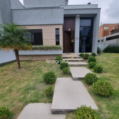 Casa de Condomínio com 236m², 4 quartos (sendo 3 suítes), 4 garagens, no bairro Cachoeira do Bom Jesus em Florianópolis